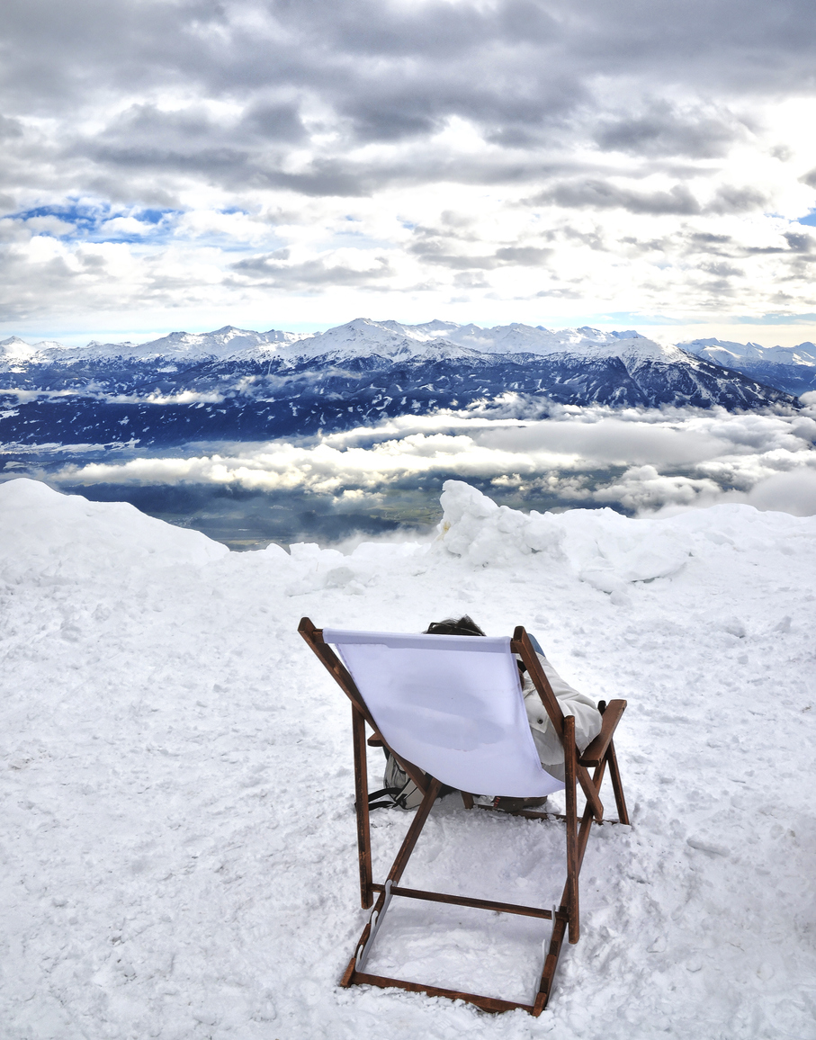 blick auf verschneites panorama in der region innsbruck