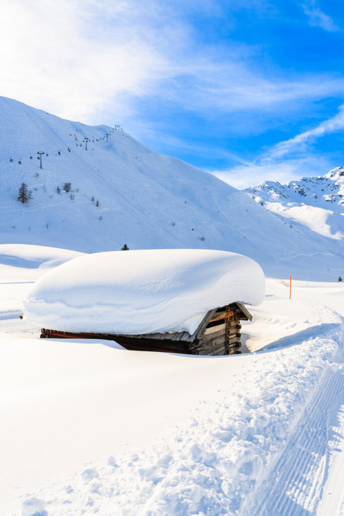 eingeschneite berghütte in tirol