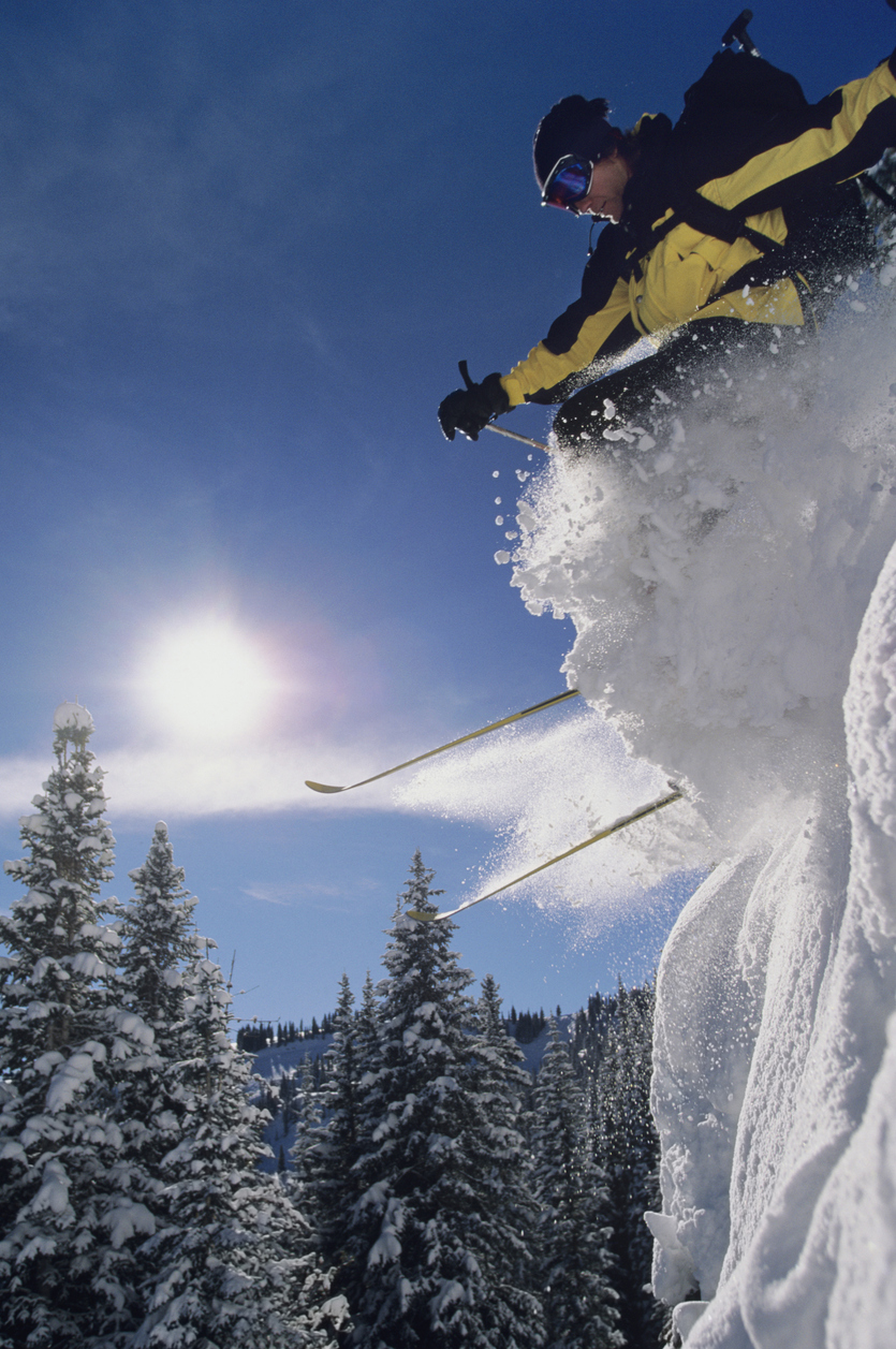 ski fahrer, der von einer schneebank springt